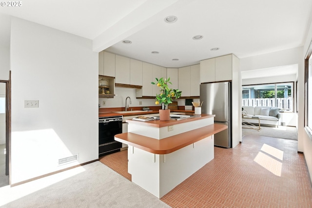 160 Beatrice Ave, Gladstone, OR 97027 - kitchen with freestanding refrigerator, dishwasher, a kitchen island, cooktop, and recessed lighting