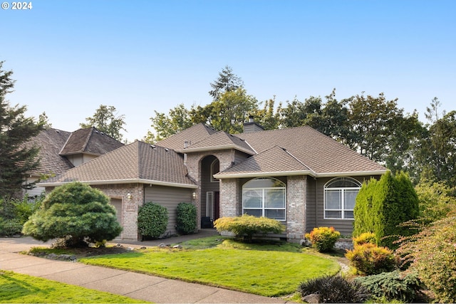 view of front of home featuring a front yard and a garage