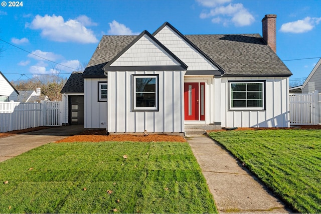 view of front facade featuring a front yard