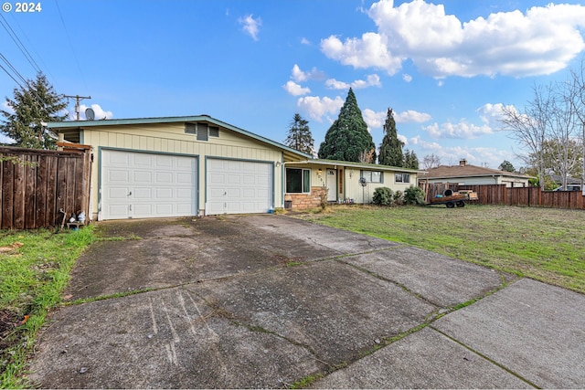 ranch-style house featuring a front lawn and a garage