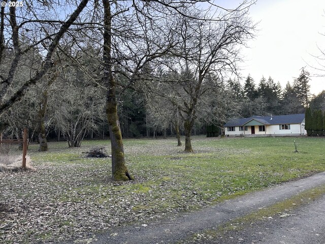 view of front of property featuring a front yard and a porch