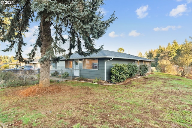 ranch-style home featuring a front lawn