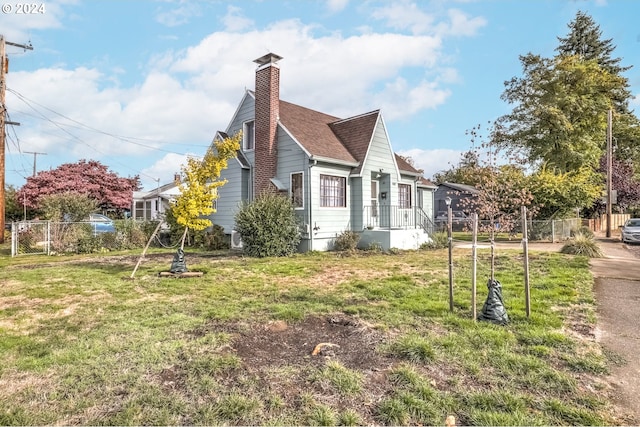 view of side of property featuring a lawn