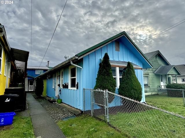 view of side of property featuring a yard