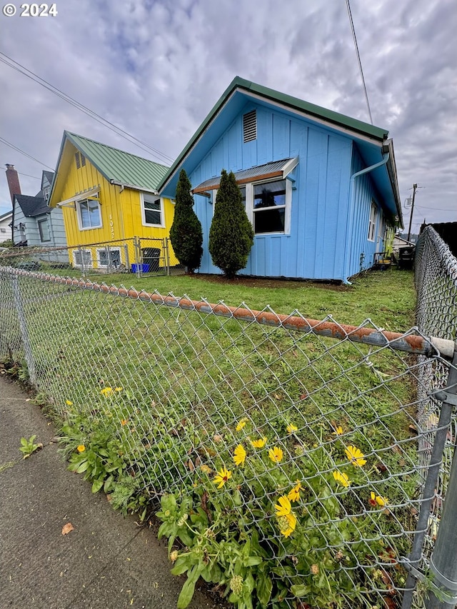 view of front of property with a front lawn