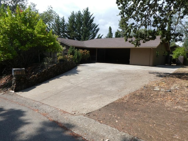 single story home with driveway