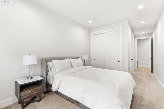 bedroom featuring carpet flooring and a closet