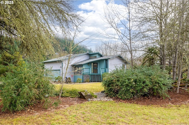 view of front of home with a front lawn, a porch, and an attached garage