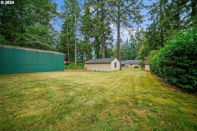 view of yard featuring an outdoor structure