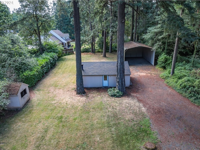 view of yard featuring a shed and a carport