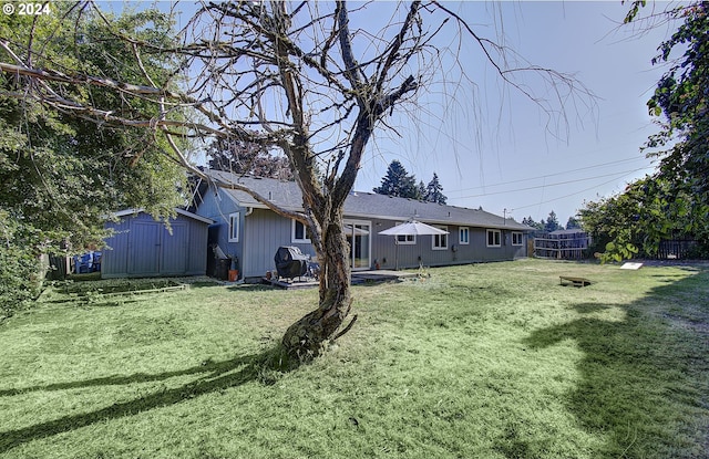 view of yard with a shed