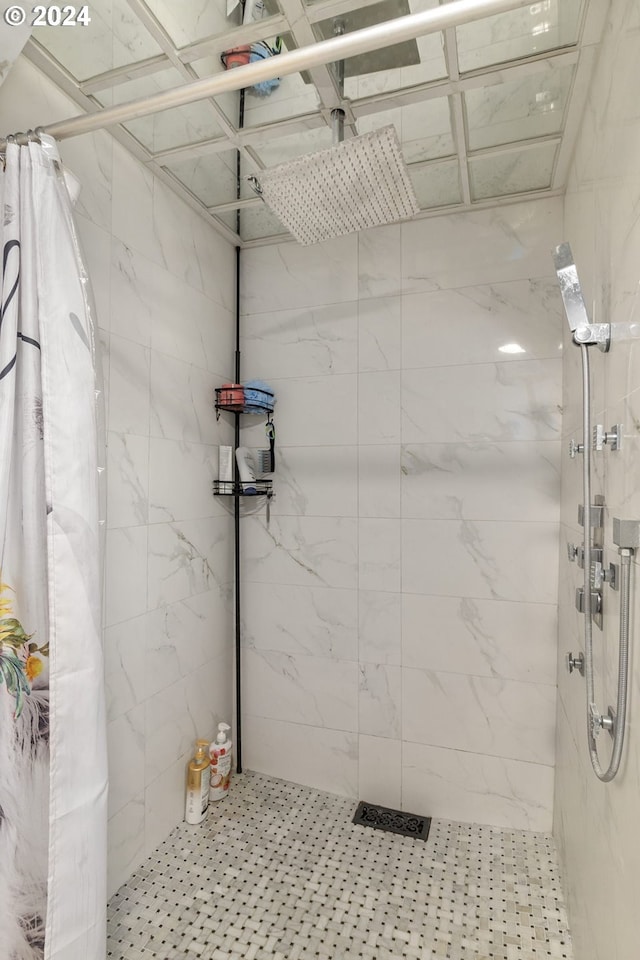 bathroom featuring tiled shower