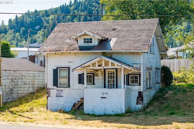 view of front facade with covered porch