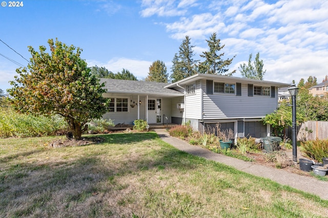 view of front of home featuring a front lawn