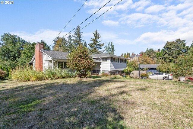 view of front of property featuring a front lawn