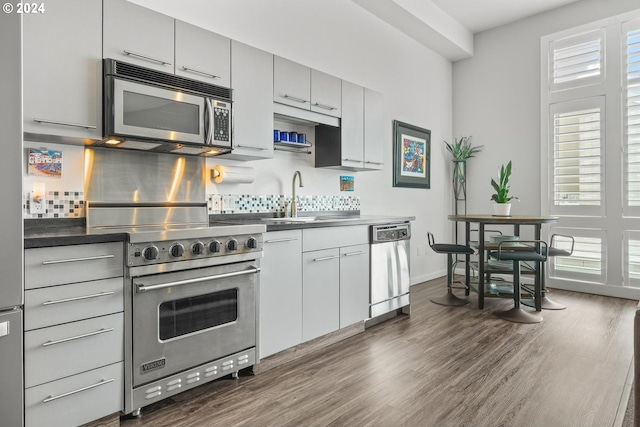 kitchen with tasteful backsplash, plenty of natural light, sink, and stainless steel appliances