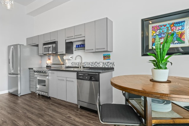 kitchen featuring stainless steel appliances, gray cabinetry, tasteful backsplash, and sink