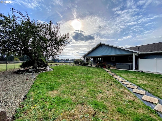 view of yard with a hot tub