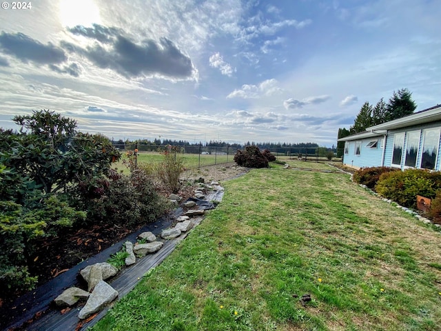 view of yard featuring a rural view