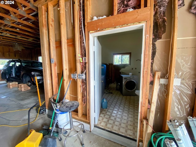 miscellaneous room with washer / dryer