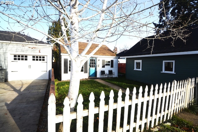 view of front of house featuring an outdoor structure and a garage