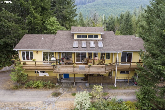 view of front of home featuring a wooden deck and outdoor lounge area