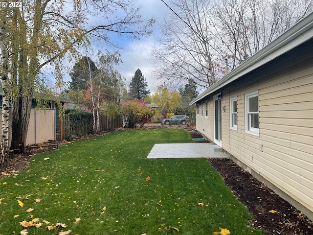 view of yard featuring a patio