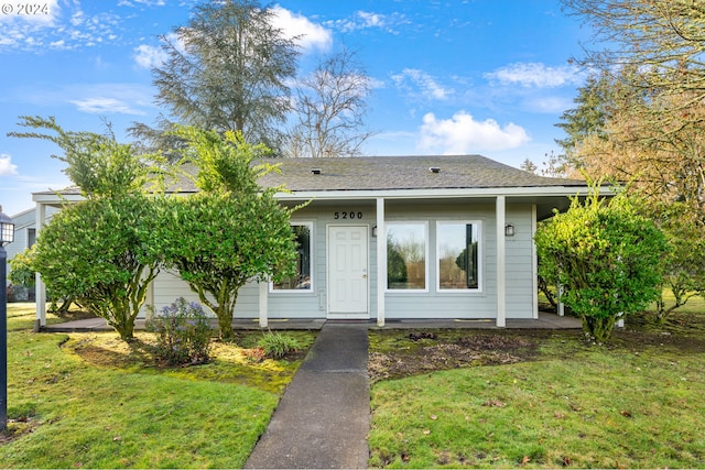 view of front of house featuring a front lawn