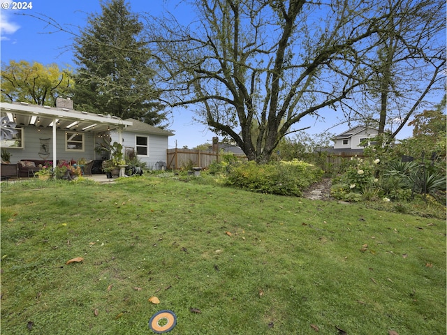 view of yard featuring a patio area