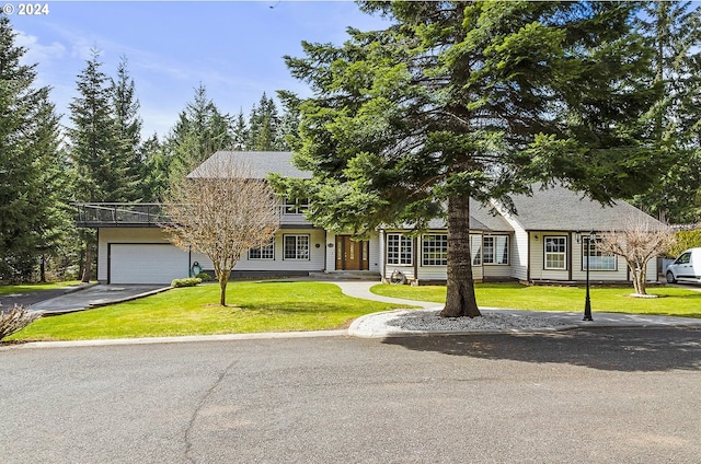 view of front facade featuring a garage and a front yard