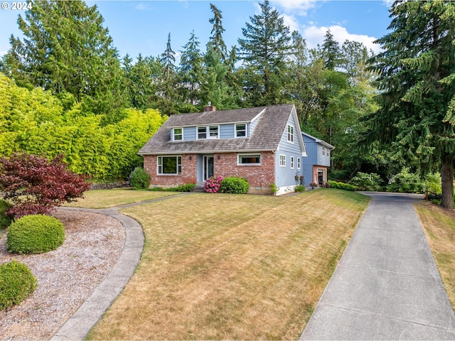 view of front of home featuring a front lawn