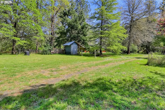 view of yard featuring an outdoor structure and a storage shed