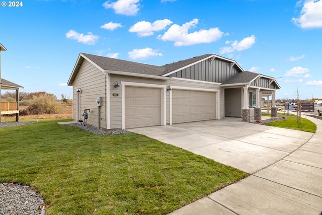 view of front facade with a garage and a front yard