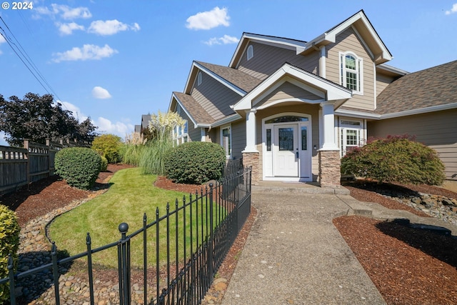 craftsman house featuring a front lawn