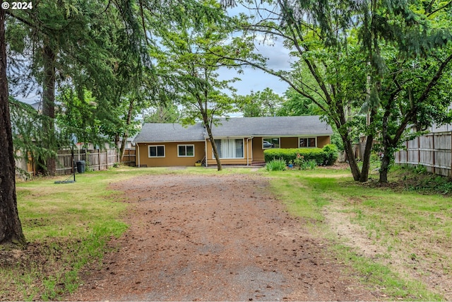 ranch-style home featuring a front lawn