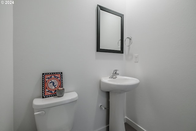 bathroom featuring toilet and sink