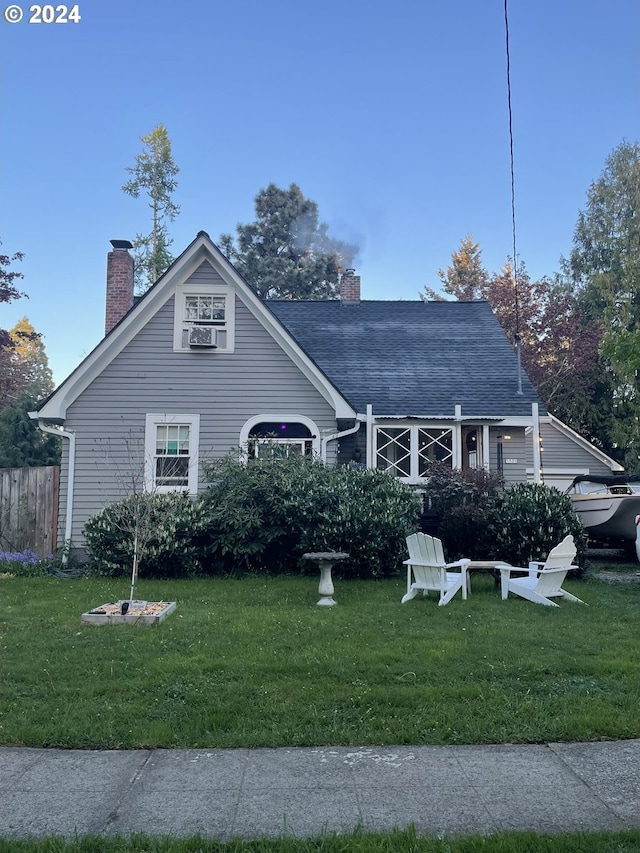 view of front facade with a front yard