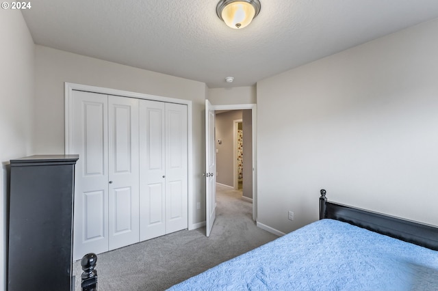 bedroom featuring carpet, a textured ceiling, and a closet