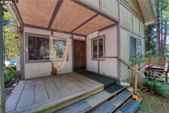 entrance to property with stucco siding