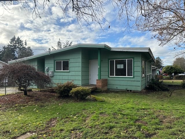 view of front of home with a front lawn