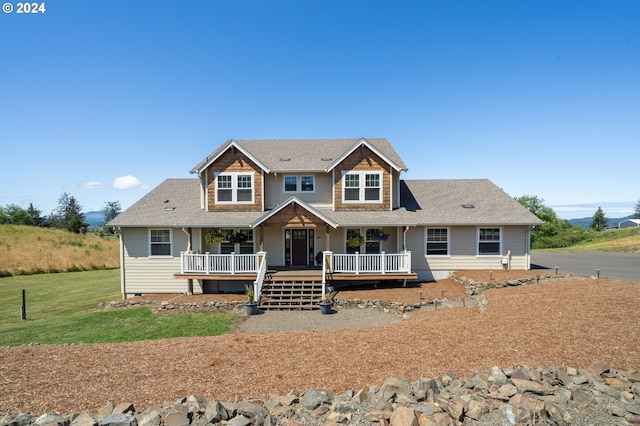 view of front of property featuring a front lawn