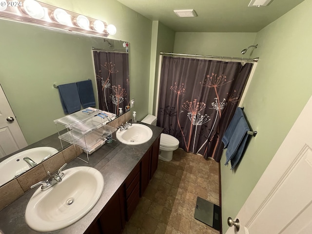 bathroom featuring a shower with curtain, vanity, and toilet