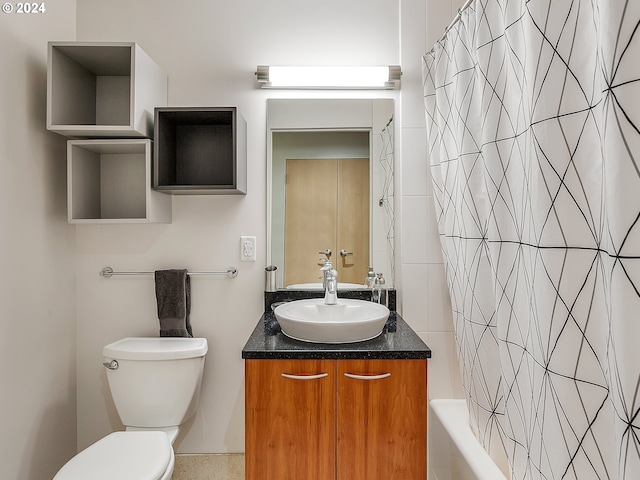 full bathroom featuring a wall unit AC, shower / bath combo with shower curtain, vanity, and toilet