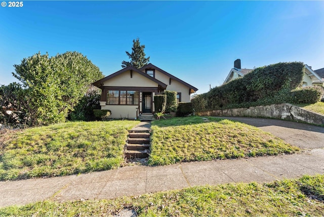 view of front of property with a front yard