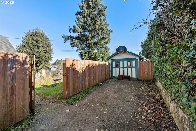 view of yard featuring a storage shed