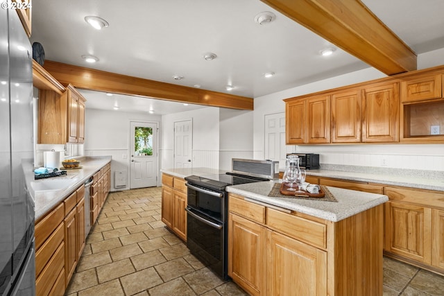 unfurnished room featuring ceiling fan and light hardwood / wood-style flooring