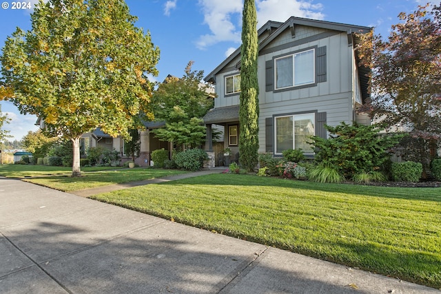 view of front of property featuring a front lawn