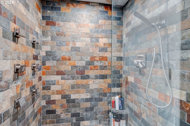 4310 NE 33rd Ave, Portland, OR 97211 - bathroom featuring a tile shower