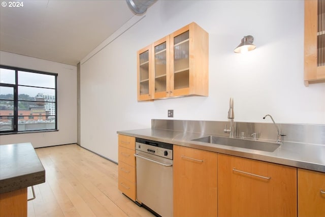 kitchen featuring stainless steel counters, dishwashing machine, ornamental molding, sink, and light hardwood / wood-style floors