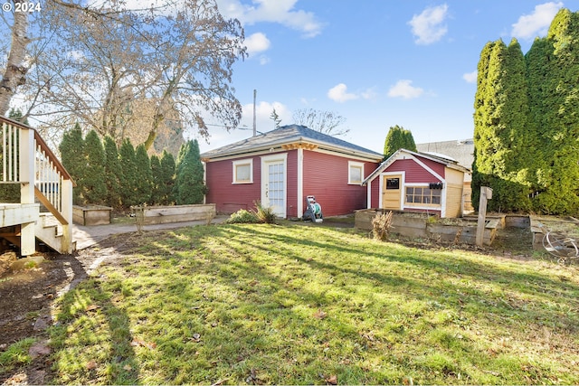 view of yard with an outdoor structure